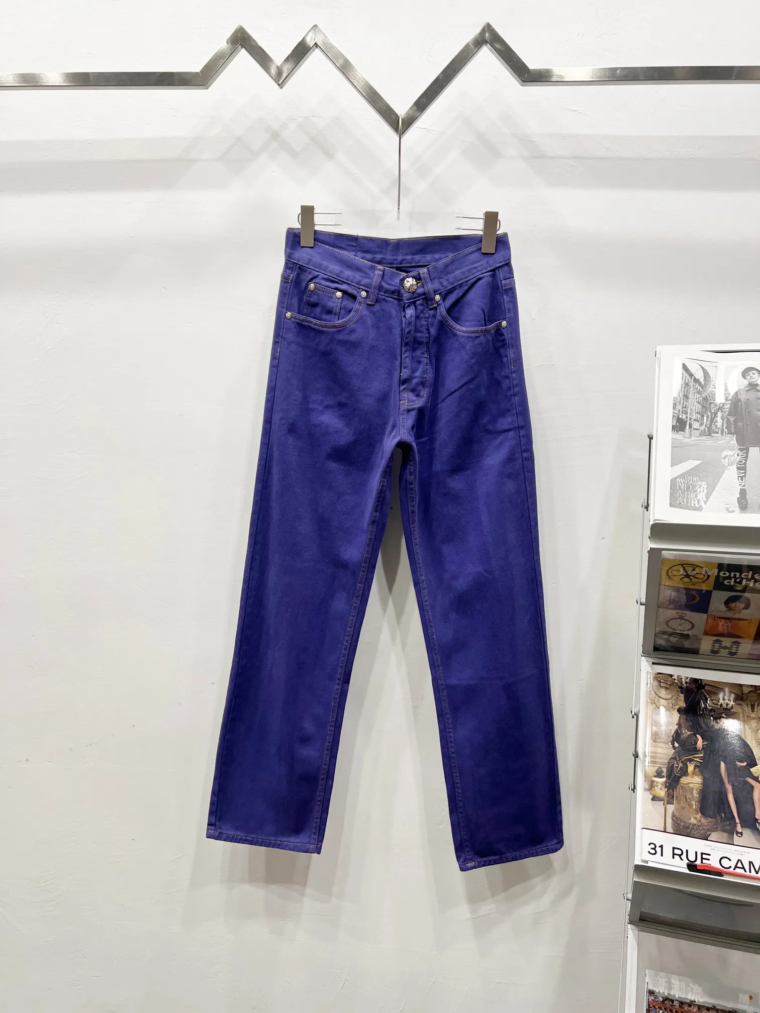 P220 Style No.: (c050) Women's Purple Pants Chrome Hearts CH Chrome's latest purple exudes uninhibited personality and unique charm. Every wear and tear is carefully designed to present a unique artistic feel. Made of imported denim fabric, which has undergone heavy industrial washing and destruction treatment, the trousers show a super cool effect on the upper body, allowing you to dominate the fashion stage.  This is more than just a pair of jeans, it is an expression of attitude. With its unique design concept and ultimate pursuit of details, Croxin breaks traditional boundaries and defines the jeans trend in the new era. The trousers are made of double-layer woven fabric and matched with customized hardware, showing an incomparably beautiful and unique style, making every wearer the focus of fashion. Imported denim fabric, super heavy-duty washed and damaged, the upper body is super cool! Customized hardware, incomparably beautiful style, difficult to make, full of high street feel Color: Purple Size: S M L XL (women's pants 26, 28, 30, 32)